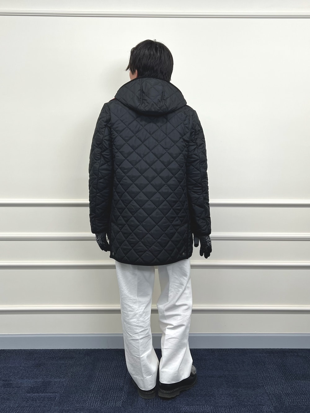 ブラック系のブルゾン、レッド系のニット/セーター、グリーン系のシャツ/ブラウスを着用したメンズの冬コーディネートの6枚目の写真
