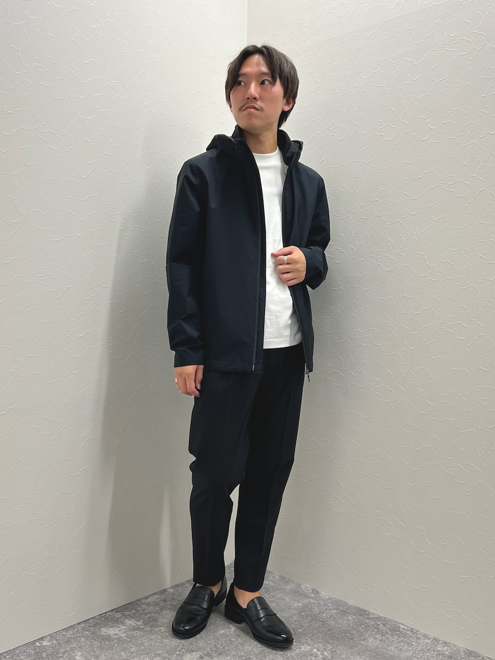 ホワイト系のTシャツ/カットソー、ブラック系のその他パンツ、ブラック系のローファーを着用したメンズの夏コーディネートの2枚目の写真