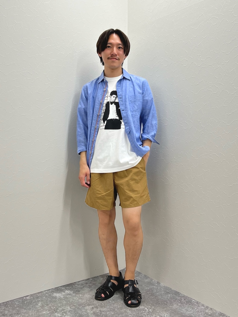 「淡色コーデ、春夏コーデ、シャツスタイル、休日スタイル、シンプルコーデ、グルカサンダル、夏コーデ、カジュアルコーデ、ショートパンツ、ショーツ、バンドT、サンダル、リネン」｜「NOLLEY’Sのリネンブレンド パラシュートボタン 7分袖シャツ（シャツ/ブラウス、ブルー系）」を使った、nishiokaさん（メンズ・169cm）の春コーディネートの3枚目の写真