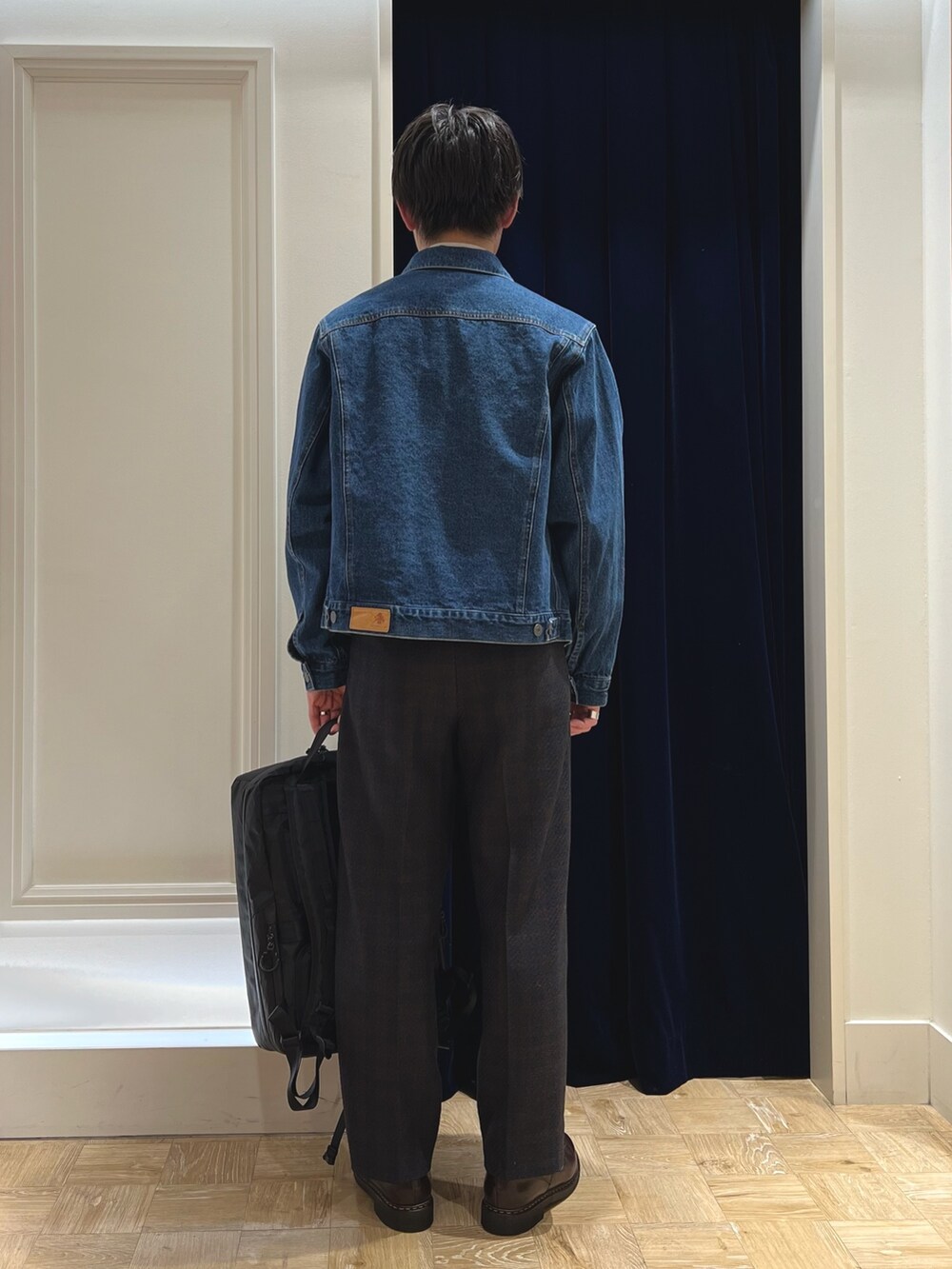 ブルー系のデニムジャケット、ベージュ系のシャツ/ブラウス、ブラック系のバックパック/リュックを着用したメンズの冬コーディネートの5枚目の写真