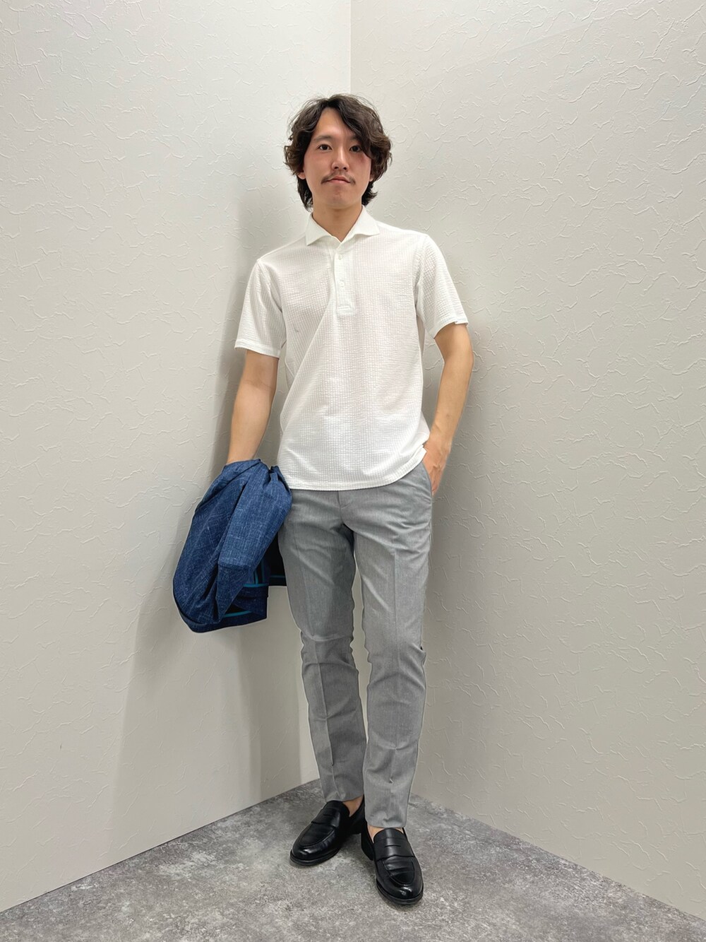 「ジャケット、テーラードジャケット、春コーデ、大人カジュアル、大人コーデ、シンプルコーデ、春夏コーデ、夏コーデ、ポロシャツ、ビジネススタイル、通勤コーデ、きれいめカジュアル、ローファー」｜「Stutostein Nolley'sの《セットアップ/ビジカジ対応》ハイストレッチジャケット（テーラードジャケット、ブルー系）」を使った、nishiokaさん（メンズ・169cm）の春コーディネートの3枚目の写真
