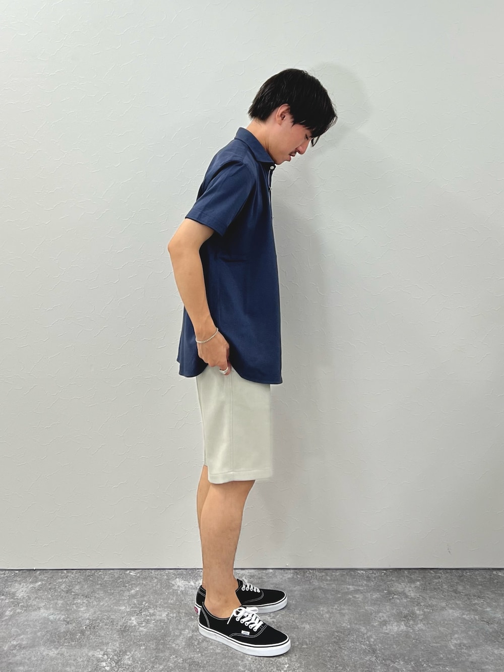 ブラック系のTシャツ/カットソー、グレー系のその他パンツ、ブラック系のスニーカーを着用したメンズの夏コーディネートの5枚目の写真