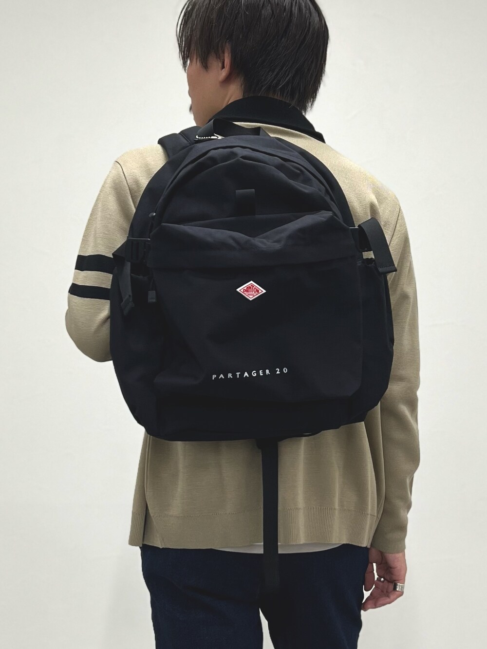 「ブラウン、デートコーデ、ロンT、休日スタイル、カーディガン、秋コーデ、デニム、秋服、メンズファッション、シンプル、きれいめカジュアル、カジュアル、バックパック」｜「NOLLEY’Sの配色ショールカラーカーディガン（カーディガン/ボレロ、ベージュ系）」を使った、nishiokaさん（メンズ・169cm）の秋コーディネートの8枚目の写真