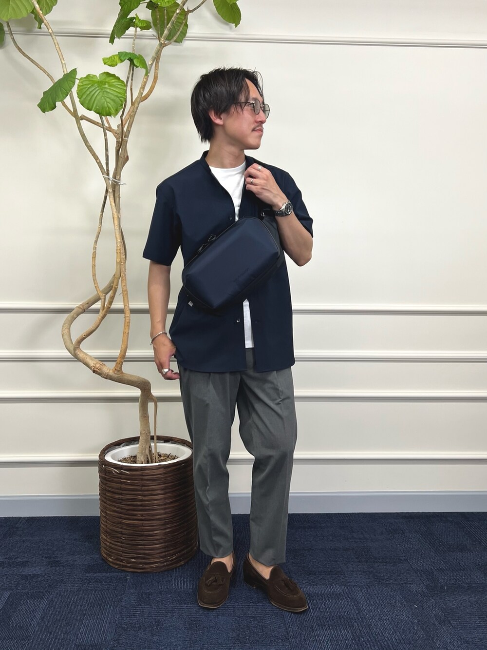 ブルー系のシャツ/ブラウス、ブルー系のショルダーバッグ、グレー系のその他パンツを着用したメンズの春コーディネートの2枚目の写真