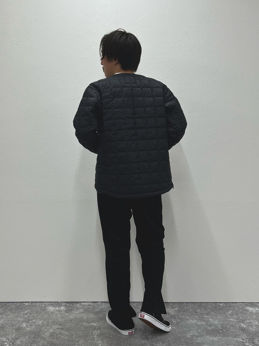 ブラック系のダウンジャケット/コート、ホワイト系のTシャツ/カットソーを着用したメンズの秋コーディネートの5枚目の写真