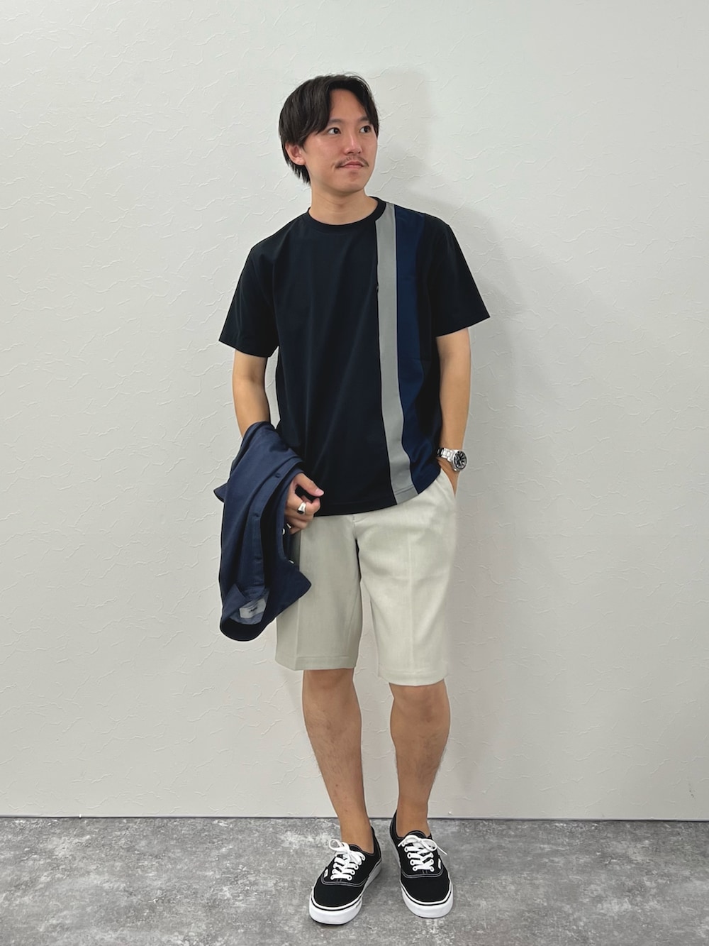 ブラック系のTシャツ/カットソー、グレー系のその他パンツ、ブラック系のスニーカーを着用したメンズの夏コーディネートの3枚目の写真
