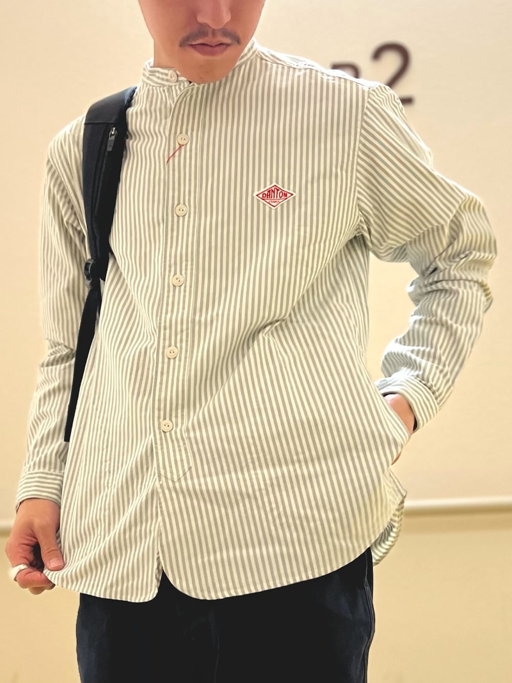 グリーン系のシャツ/ブラウス、ブラック系のバックパック/リュックを着用したメンズの秋コーディネートの2枚目の写真