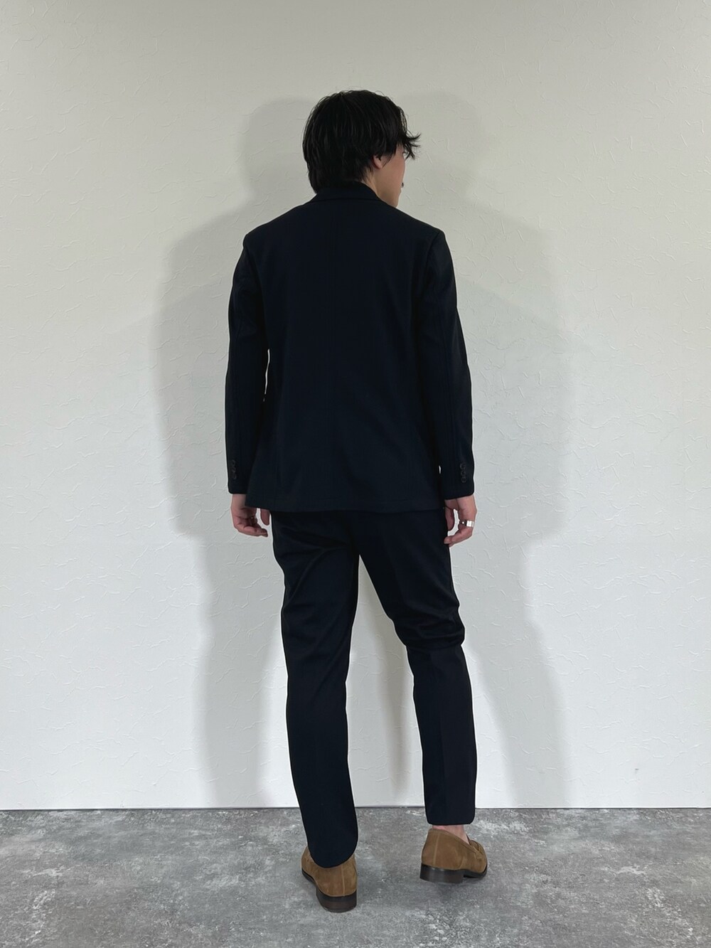 ブルー系のテーラードジャケット、ブルー系のその他パンツ、イエロー系のローファーを着用したメンズの冬コーディネートの8枚目の写真