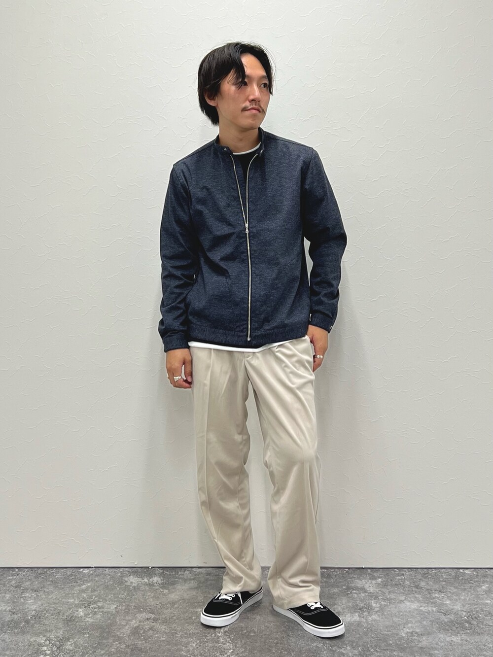 ブルー系のTシャツ/カットソー、ブルー系のブルゾン、ベージュ系のその他パンツを着用したメンズの秋コーディネートの3枚目の写真