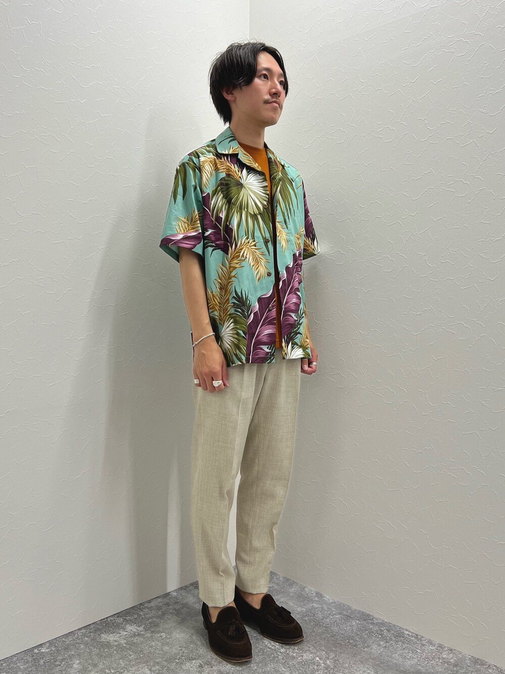 グリーン系のシャツ/ブラウス、オレンジ系のTシャツ/カットソー、ホワイト系のその他パンツを着用したメンズの夏コーディネートの3枚目の写真