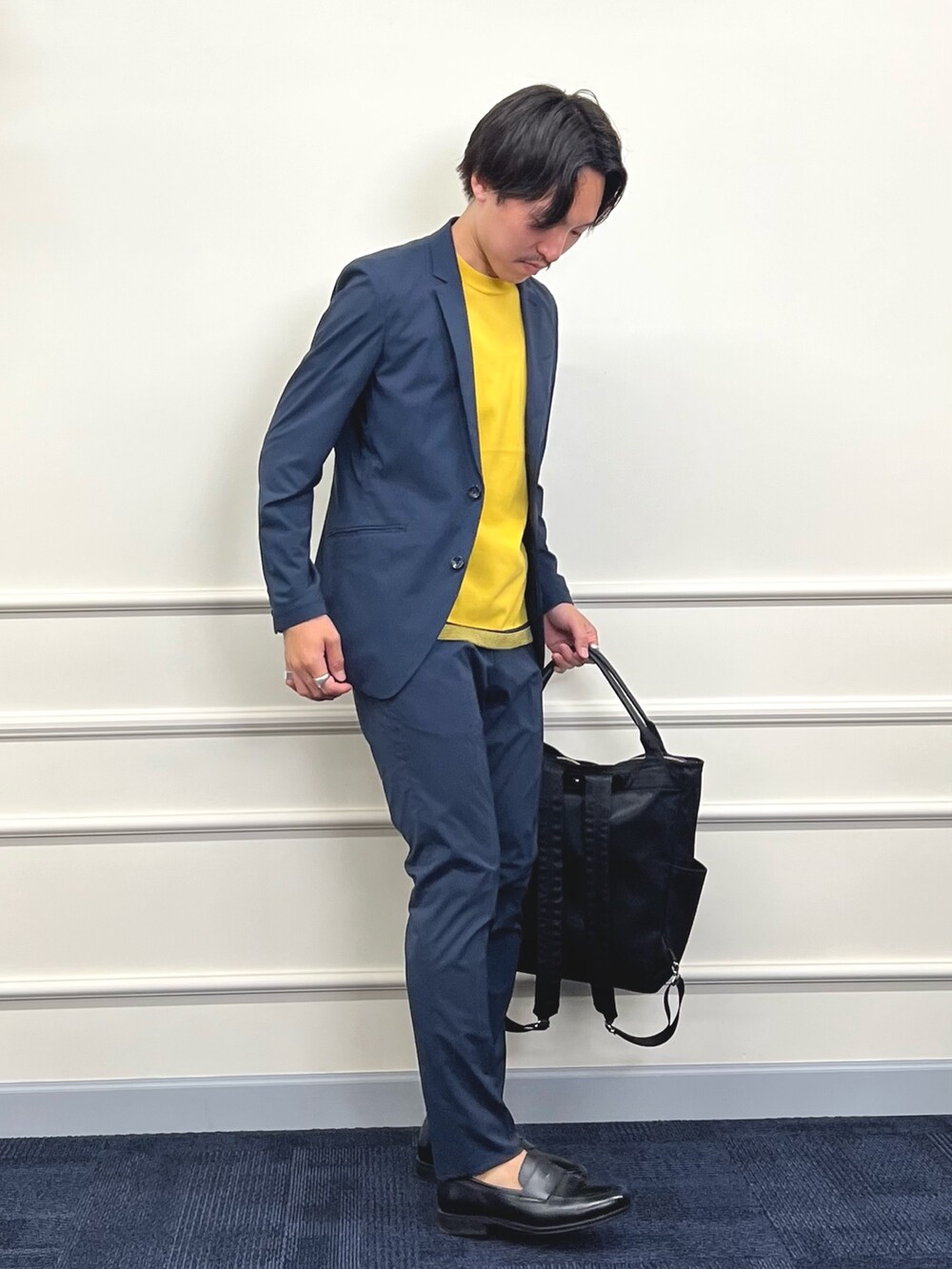 ブルー系のその他パンツ、ブルー系のテーラードジャケット、ブラック系のトートバッグを着用したメンズの夏コーディネートの4枚目の写真