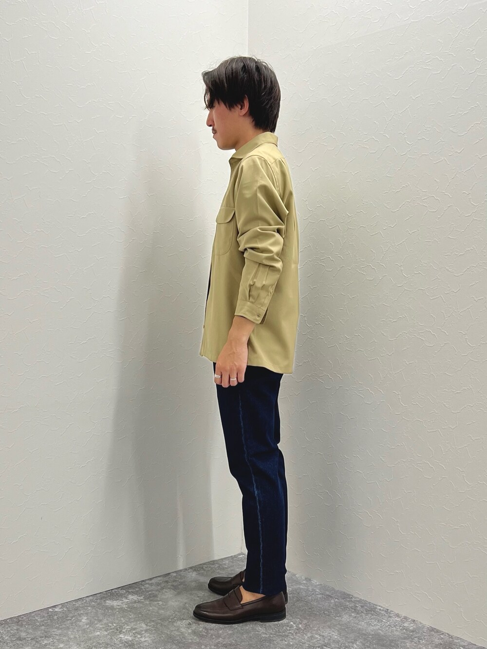 ベージュ系のシャツ/ブラウス、ブラック系のTシャツ/カットソー、ブルー系のデニムパンツを着用したメンズの夏コーディネートの7枚目の写真