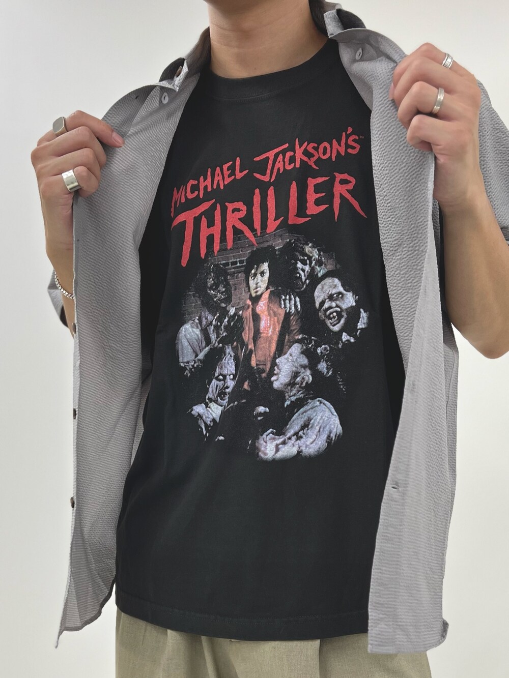 ベージュ系のシャツ/ブラウス、ブラック系のTシャツ/カットソー、ブラック系のサンダルを着用したメンズの夏コーディネートの5枚目の写真