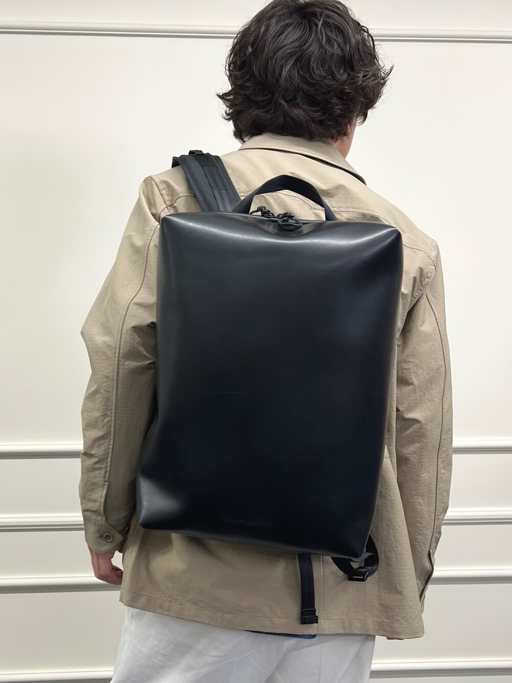 ベージュ系のミリタリージャケット、ブルー系のシャツ/ブラウス、ブラック系のバックパック/リュックを着用したメンズの春コーディネートの10枚目の写真