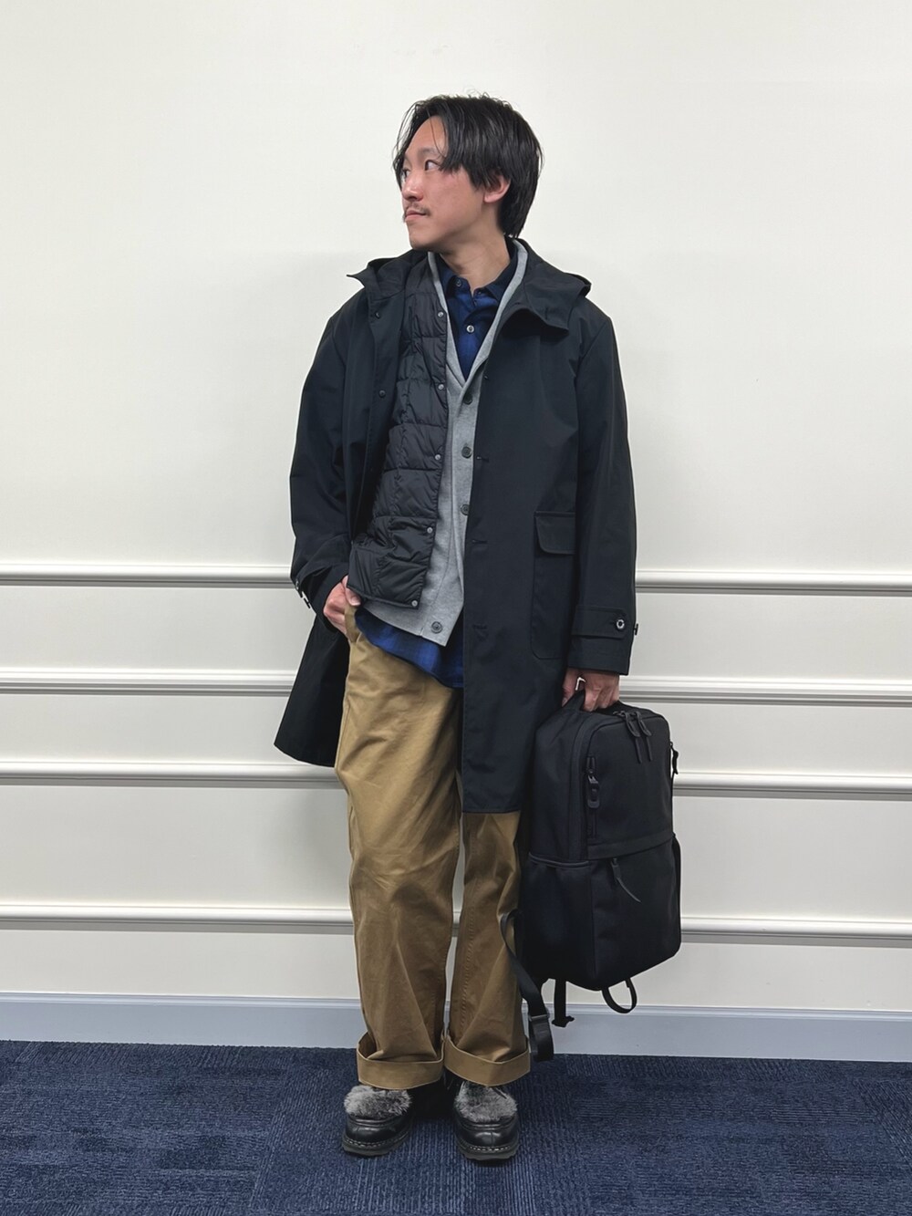 ブラック系のその他アウター、ブルー系のシャツ/ブラウス、グレー系のカーディガン/ボレロを着用したメンズの冬コーディネートの2枚目の写真