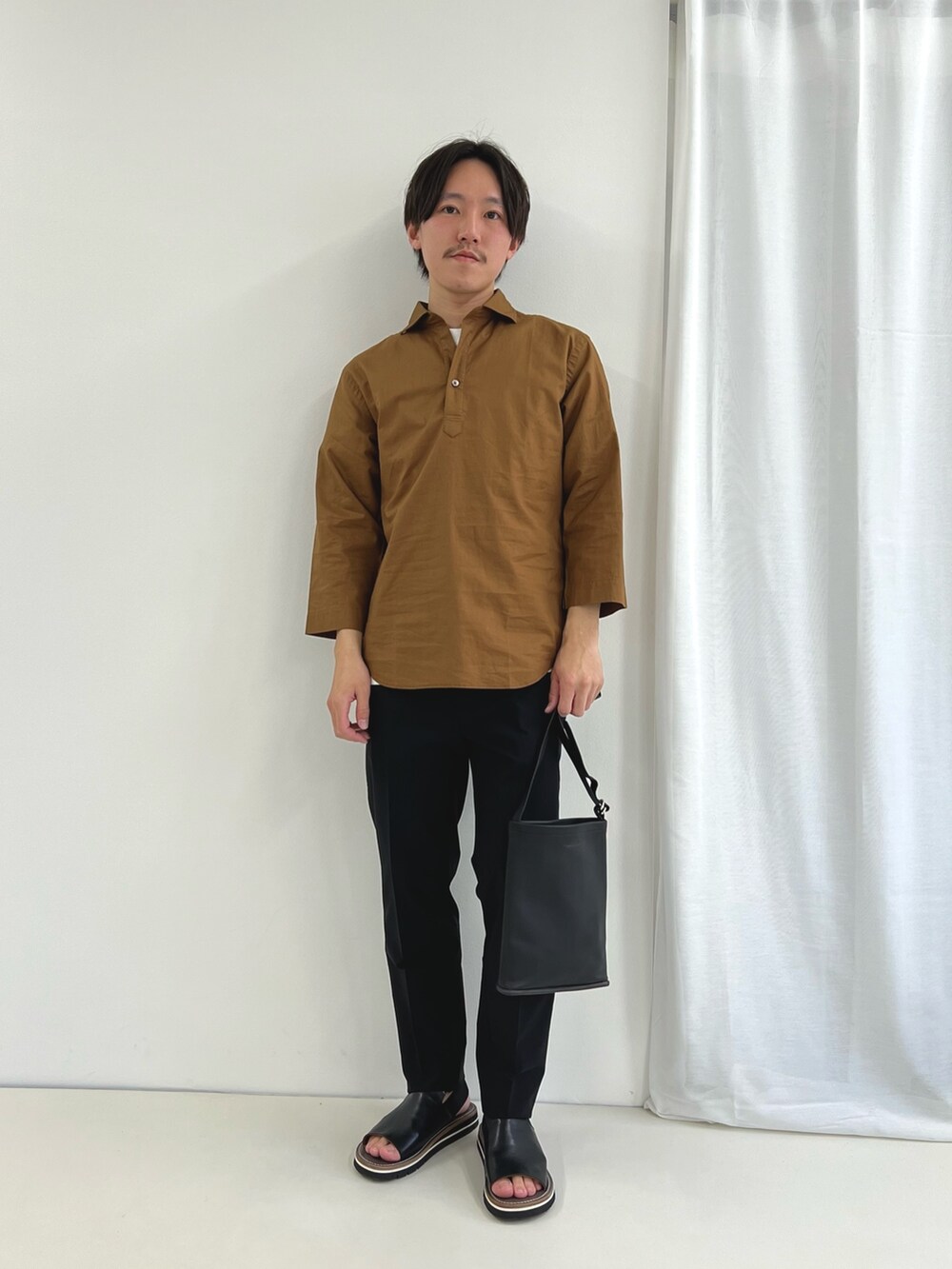 イエロー系のシャツ/ブラウス、ブラック系のショルダーバッグ、ブラック系のその他パンツを着用したメンズの春コーディネートの6枚目の写真