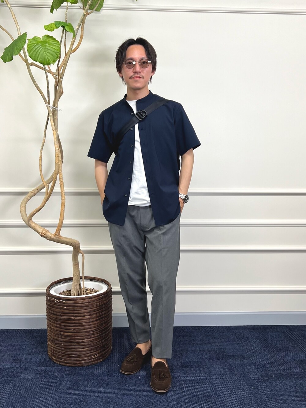 ブルー系のシャツ/ブラウス、ブルー系のショルダーバッグ、グレー系のその他パンツを着用したメンズの春コーディネートの6枚目の写真