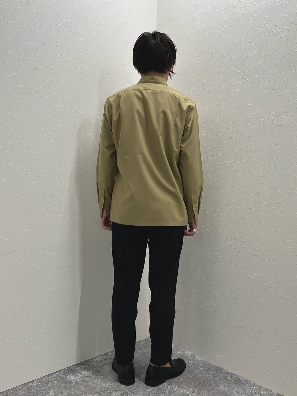 ホワイト系のTシャツ/カットソー、ベージュ系のシャツ/ブラウス、ブラック系のその他パンツを着用したメンズの夏コーディネートの6枚目の写真