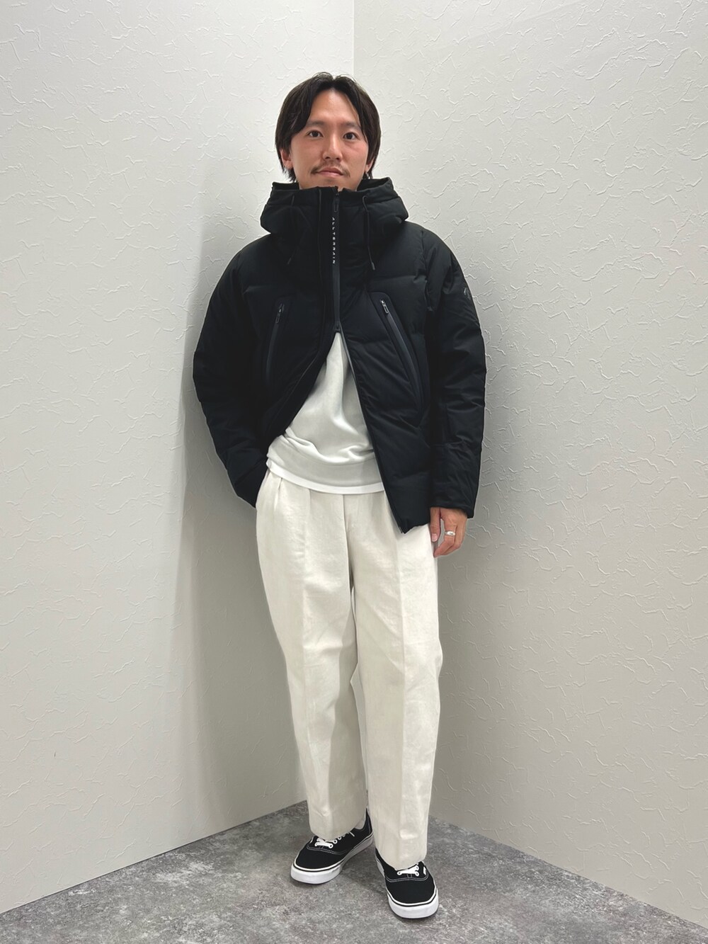 ブラック系のダウンジャケット/コート、グレー系のTシャツ/カットソーを着用したメンズの秋コーディネートの4枚目の写真