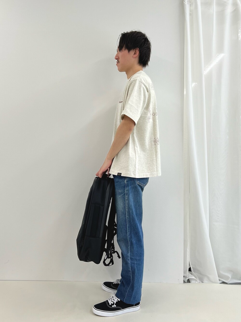 グレー系のTシャツ/カットソー、ブラック系のバックパック/リュックを着用したメンズの春コーディネートの3枚目の写真