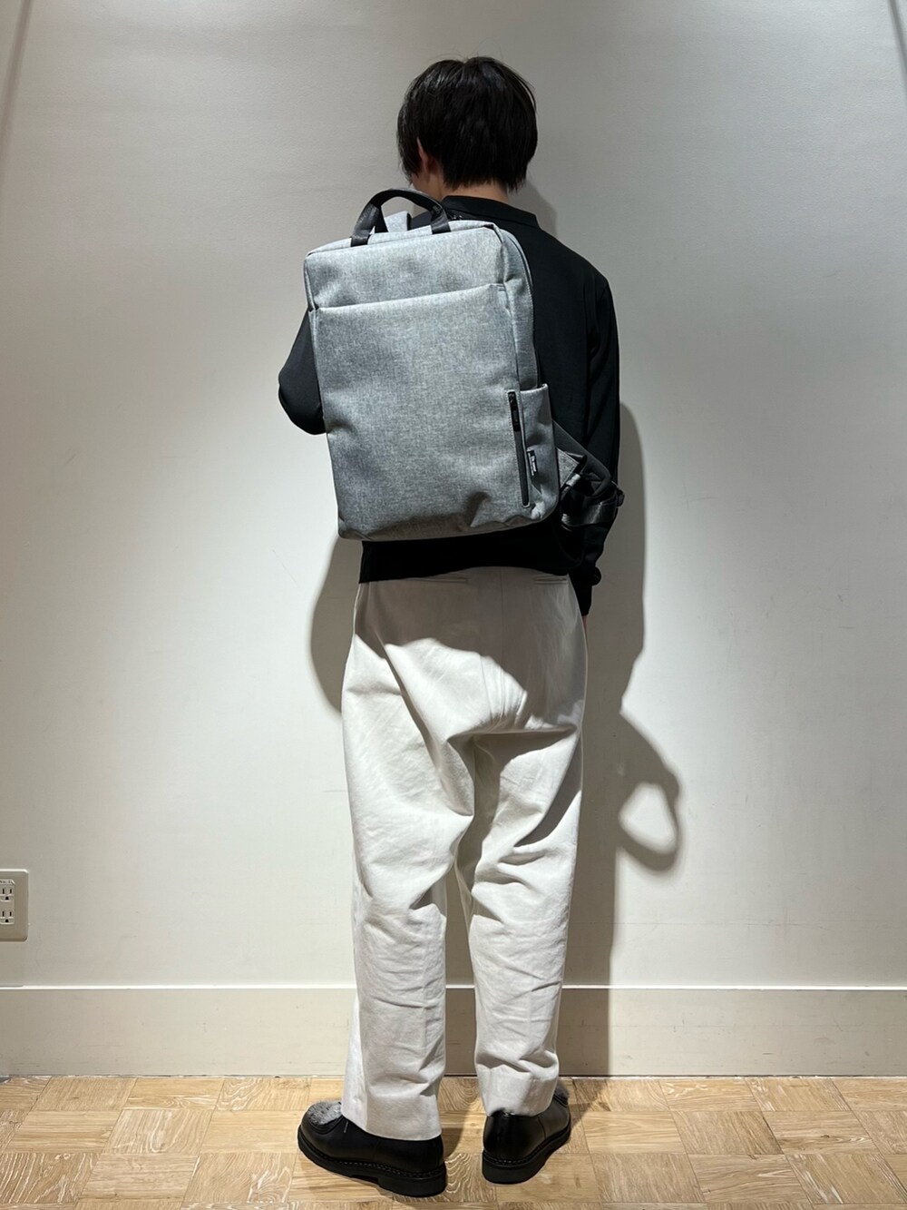 ブラック系のシューズ、ブラック系のニット/セーター、グレー系のバックパック/リュックを着用したメンズの秋コーディネートの6枚目の写真