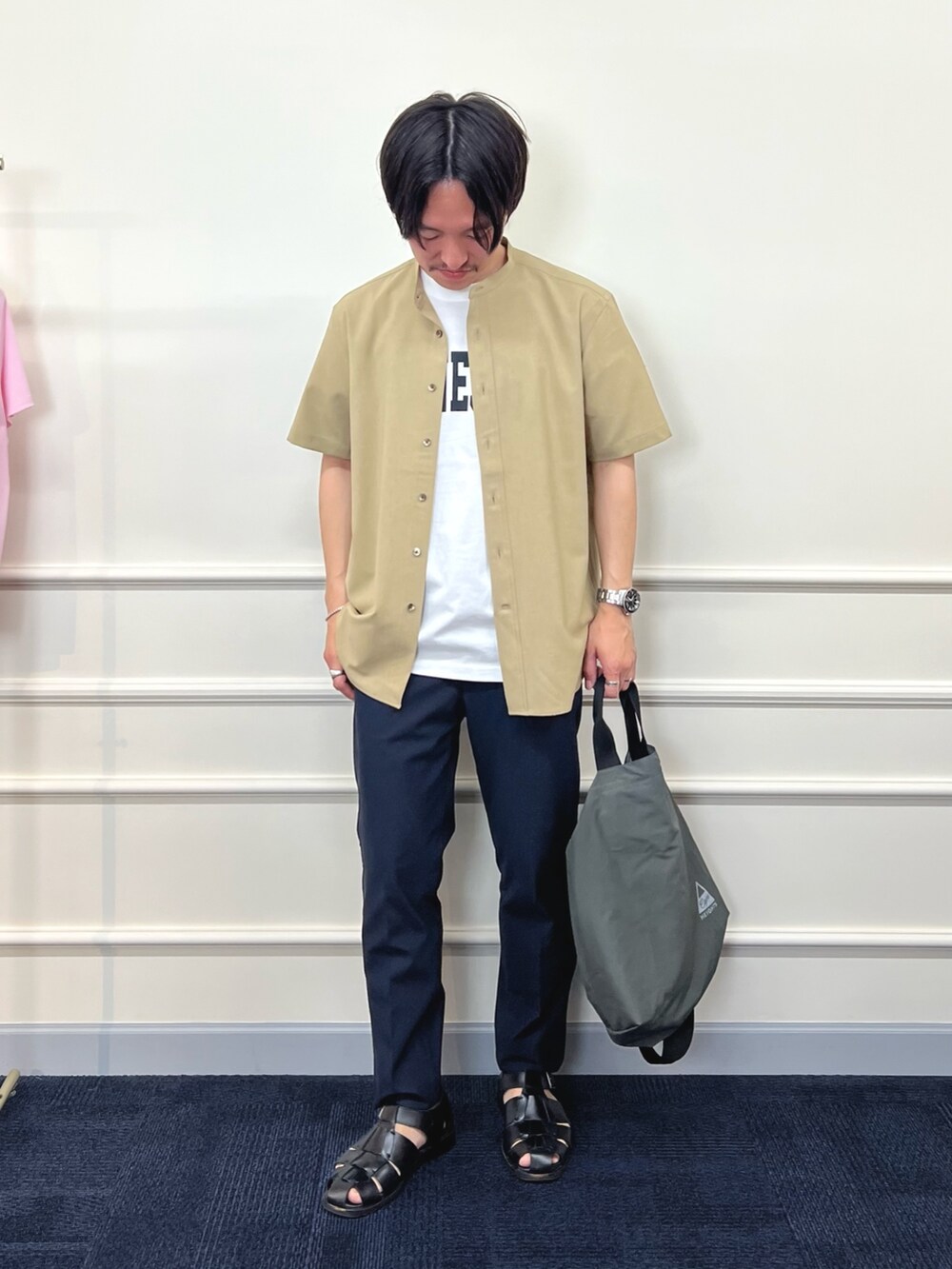 ベージュ系のシャツ/ブラウス、ホワイト系のTシャツ/カットソー、グレー系のトートバッグを着用したメンズの春コーディネートの2枚目の写真