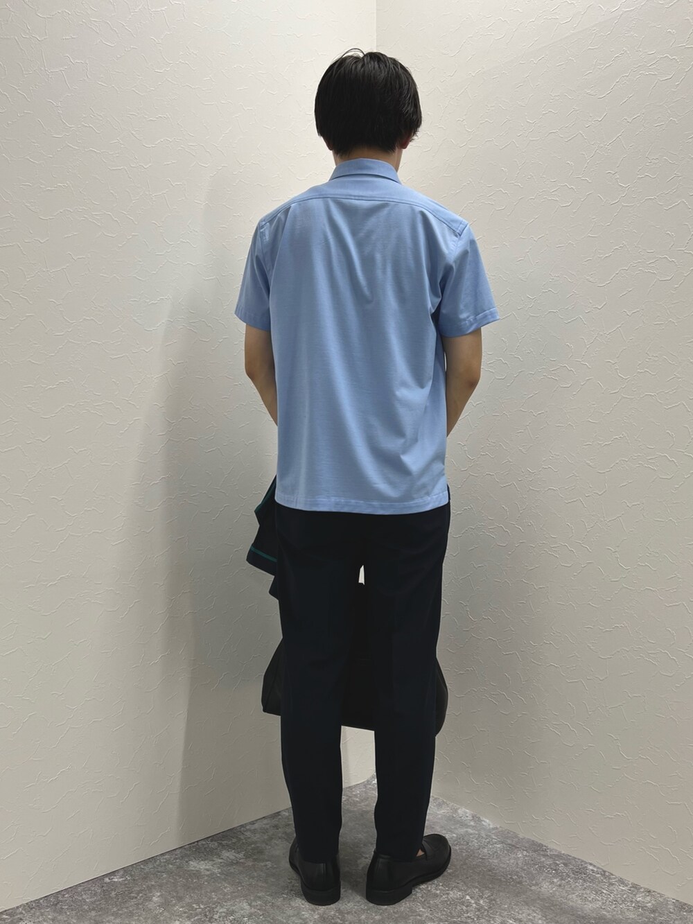 ブルー系のその他パンツ、ブルー系のポロシャツ、ブルー系のテーラードジャケットを着用したメンズの夏コーディネートの6枚目の写真