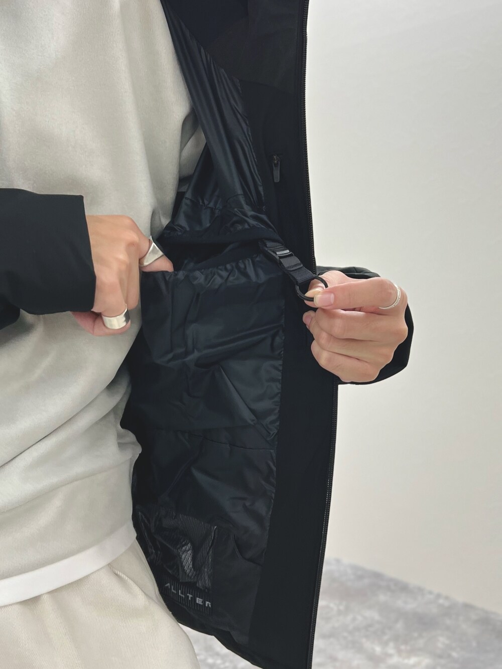 ブラック系のダウンジャケット/コート、グレー系のTシャツ/カットソーを着用したメンズの秋コーディネートの10枚目の写真