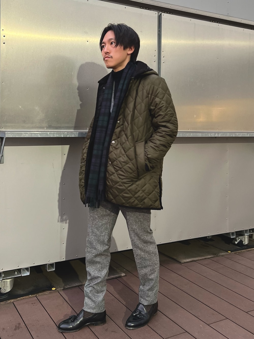 「ファッションを楽しもう、きれいめカジュアル、冬コーデ、ローファー、キルティング、マフラーぐるぐる、レイヤードスタイル、スラックス、冬アウター、クリスマスに着たい服、メンズファッション、秋冬コーデ、キレイめ、おでかけコーデ、セットアップ」|「Traditional Weatherwearの【Traditional WeatherWear/トラディショナルウェザーウェア】別注DERBY HOOD WITH DOT BUTTON(ステンカラーコート、グリーン系)」を使った、nishiokaさん(メンズ・169cm)の秋コーディネートの2枚目の写真