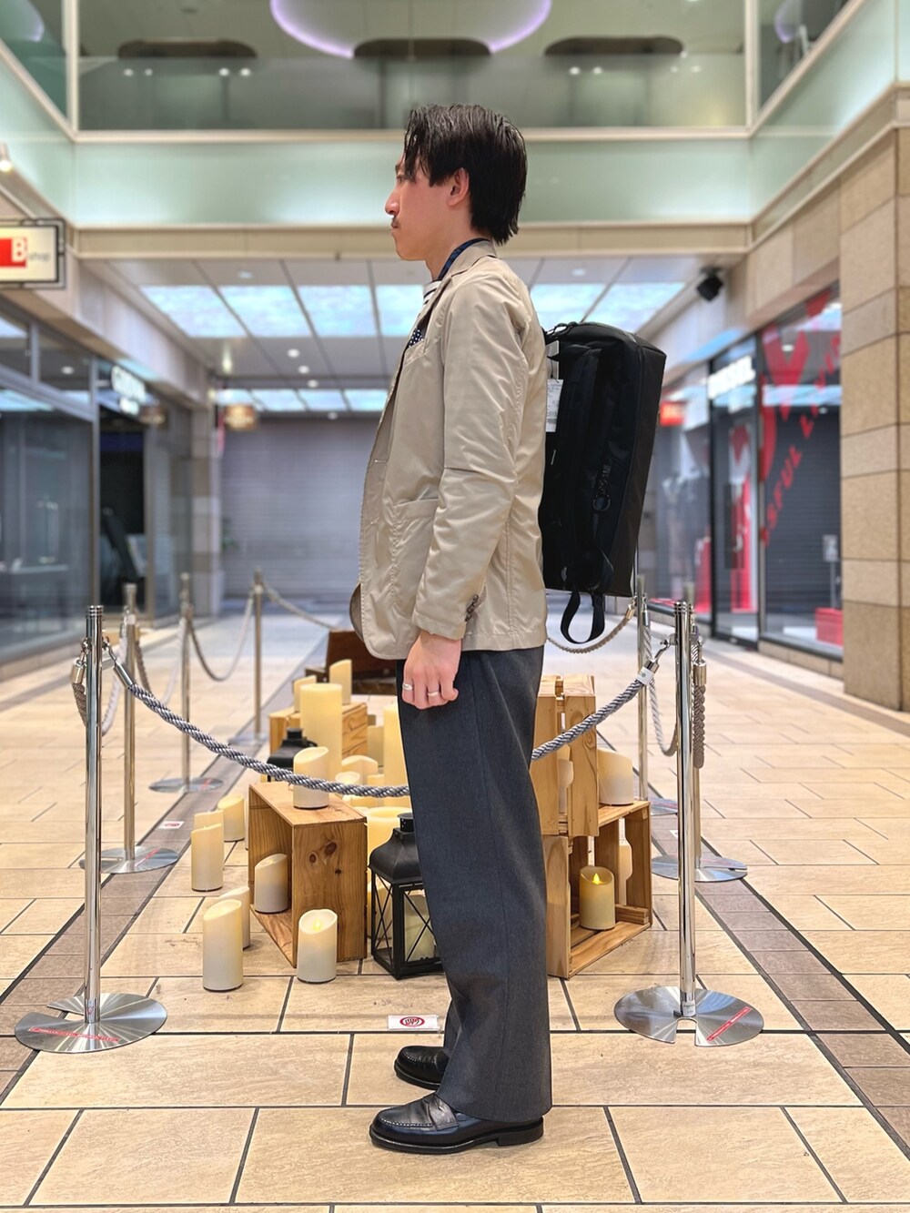 ベージュ系のテーラードジャケット、ブラック系のバックパック/リュック、ブラック系のバックパック/リュックを着用したメンズの冬コーディネートの3枚目の写真