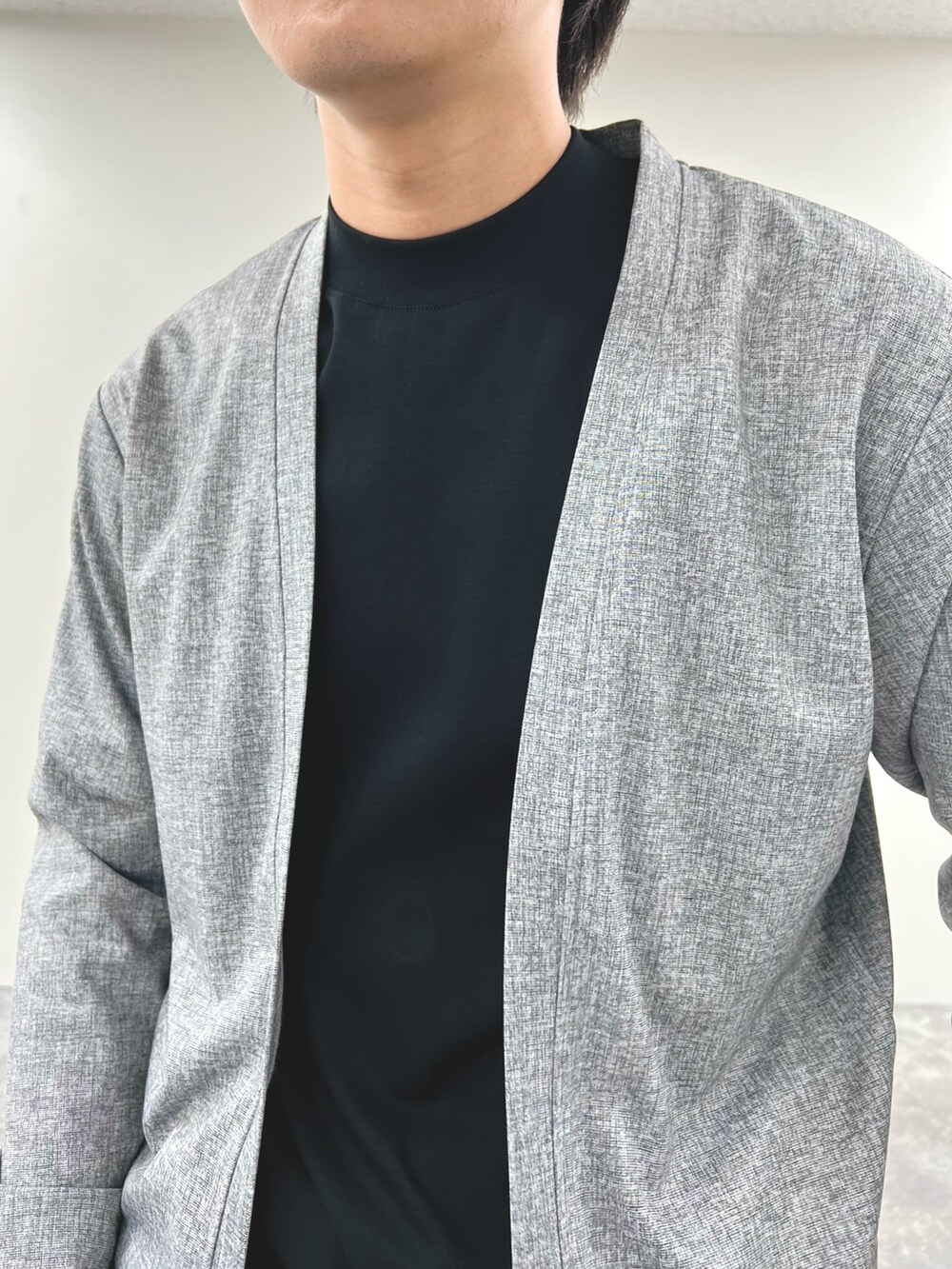 グレー系のカーディガン/ボレロ、ブラック系のTシャツ/カットソー、ブラック系のその他パンツを着用したメンズの夏コーディネートの8枚目の写真