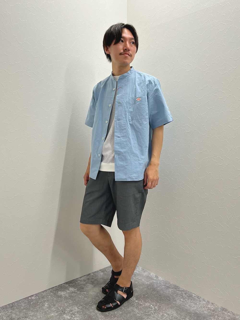「春夏コーデ、シャツスタイル、休日スタイル、シンプルコーデ、低身長コーデ、きれいめカジュアル、グルカサンダル、カジュアルコーデ、淡色コーデ、夏コーデ、リラックススタイル、爽やかコーデ」｜「DANTONの【DANTON/ダントン】SCL BAND COLLAR SHIRT S/S 半袖 バンドカラーシャツ（シャツ/ブラウス、ブルー系）」を使った、nishiokaさん（メンズ・169cm）の春コーディネートの2枚目の写真