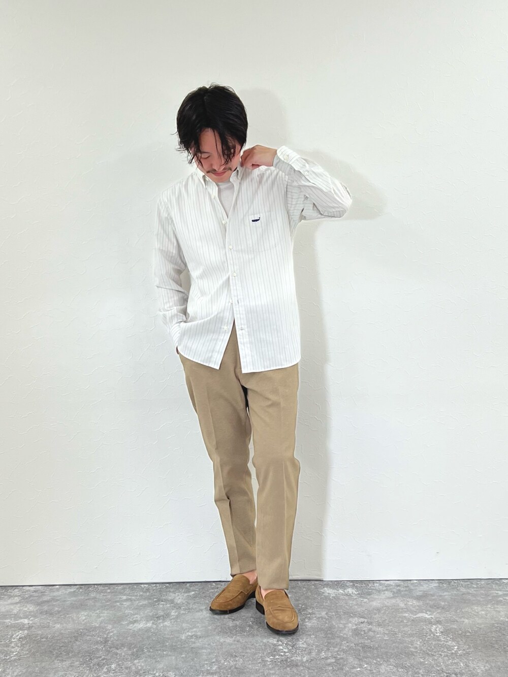 グレー系のシャツ/ブラウス、イエロー系のローファーを着用したメンズの冬コーディネートの3枚目の写真