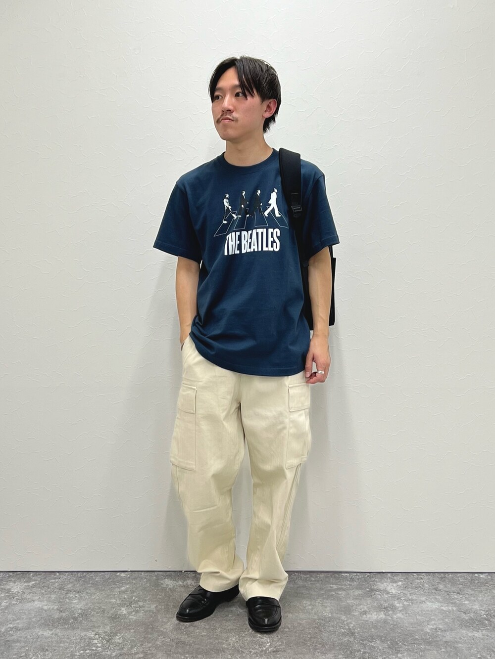 ブルー系のTシャツ/カットソー、ブラック系のバックパック/リュックを着用したメンズの春コーディネートの2枚目の写真