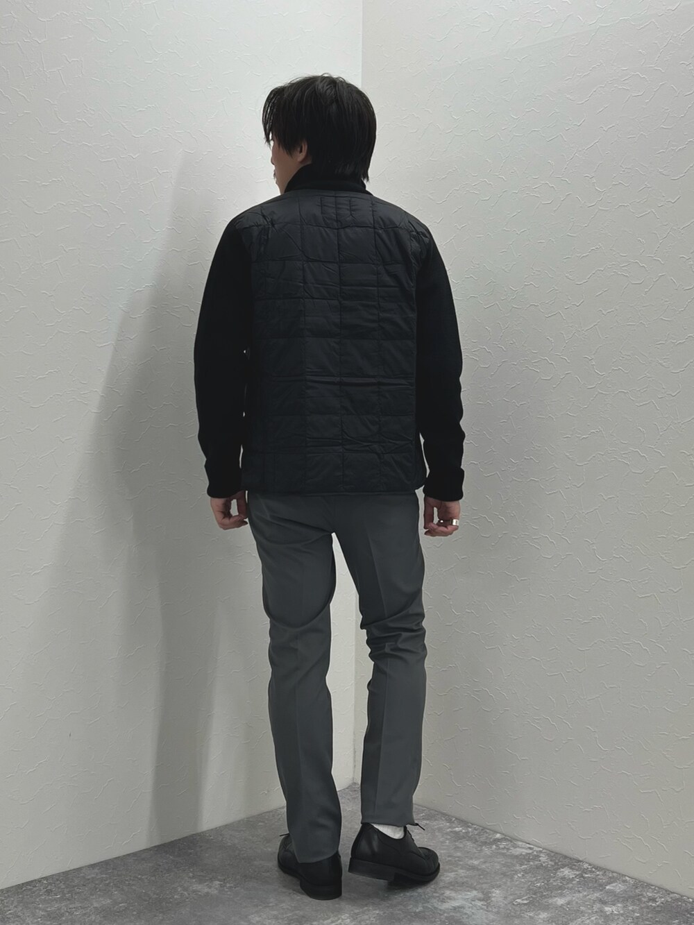 ブラック系のブルゾン、パープル系のニット/セーター、ブラック系のドレスシューズを着用したメンズの秋コーディネートの6枚目の写真