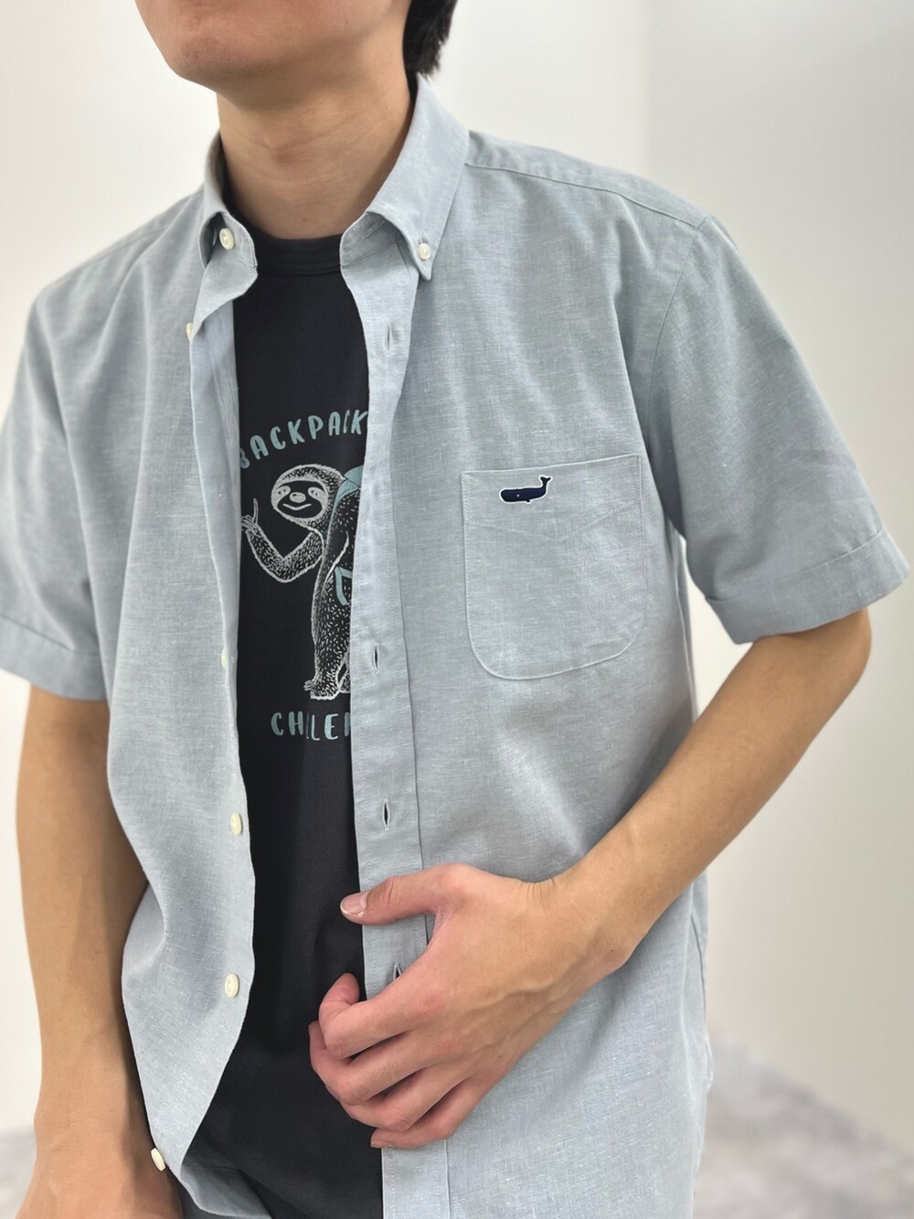 ブルー系のシャツ/ブラウス、ブラック系のその他パンツ、ブラック系のサンダルを着用したメンズの春コーディネートの7枚目の写真