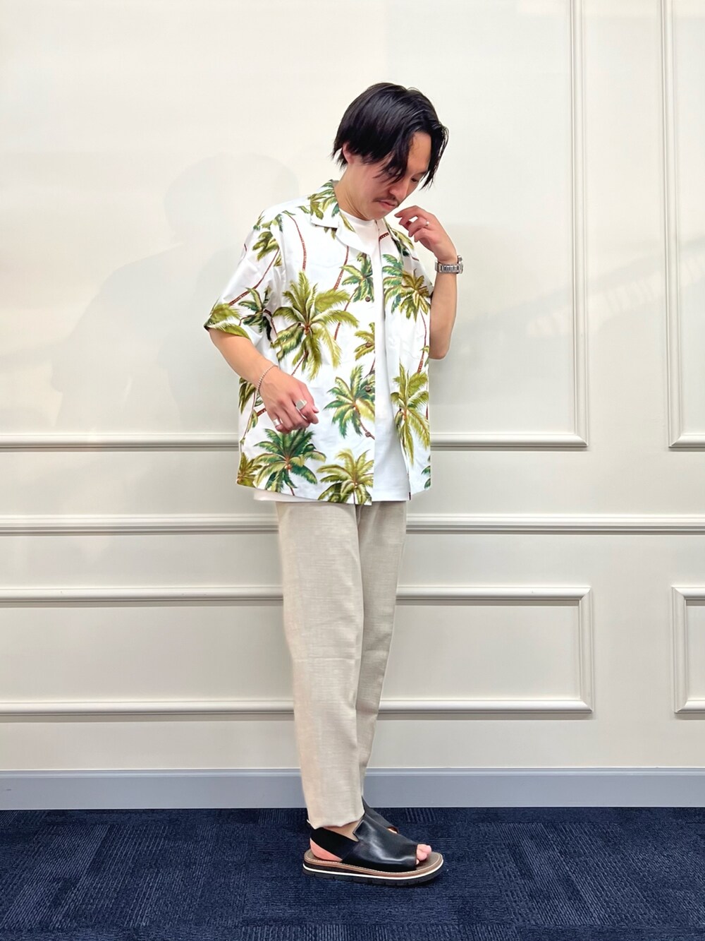ホワイト系のシャツ/ブラウス、ホワイト系のその他パンツ、ブラック系のサンダルを着用したメンズの夏コーディネートの4枚目の写真