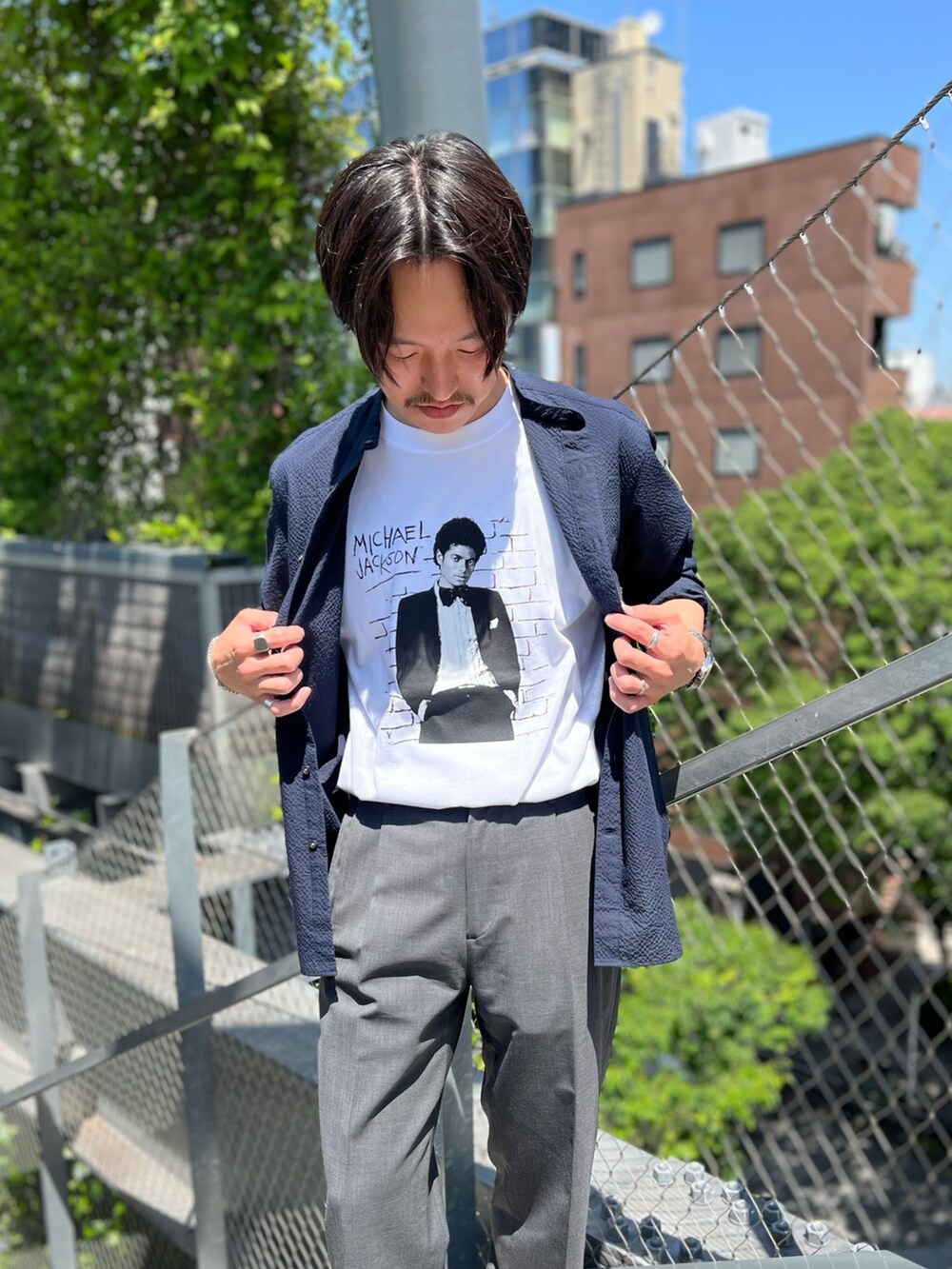 ブルー系のシャツ/ブラウス、ホワイト系のTシャツ/カットソー、ブラック系のサンダルを着用したメンズの春コーディネートの5枚目の写真