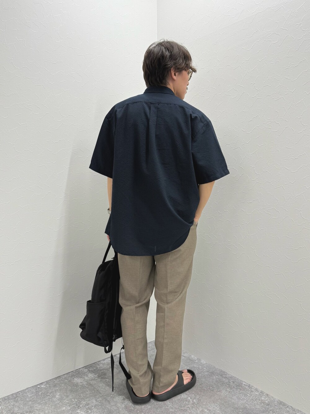ブルー系のシャツ/ブラウス、グレー系のTシャツ/カットソー、ベージュ系のその他パンツを着用したメンズの夏コーディネートの7枚目の写真