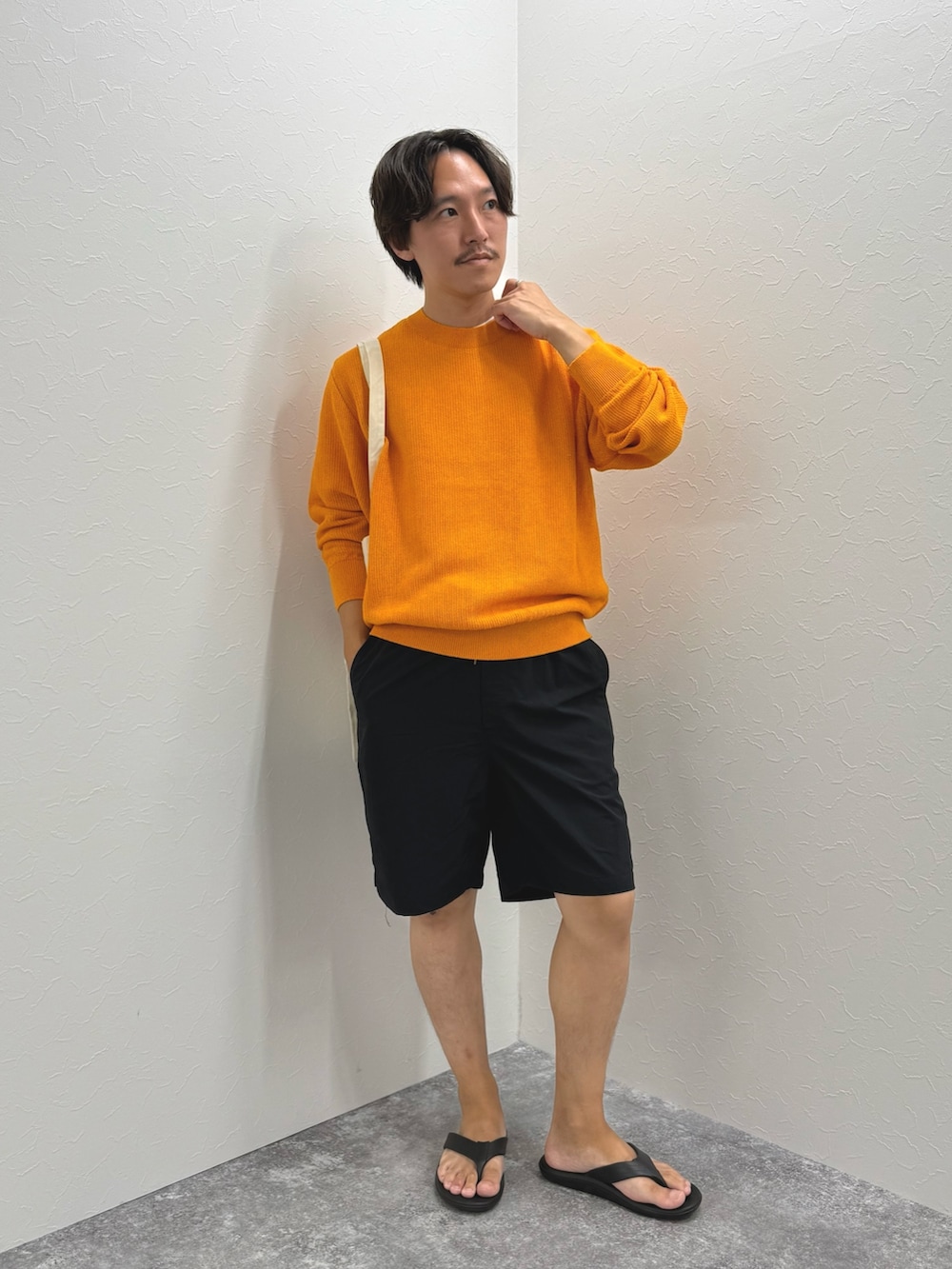 ブラック系のその他パンツ、オレンジ系のニット/セーター、ブラック系のサンダルを着用したメンズの夏コーディネートの3枚目の写真