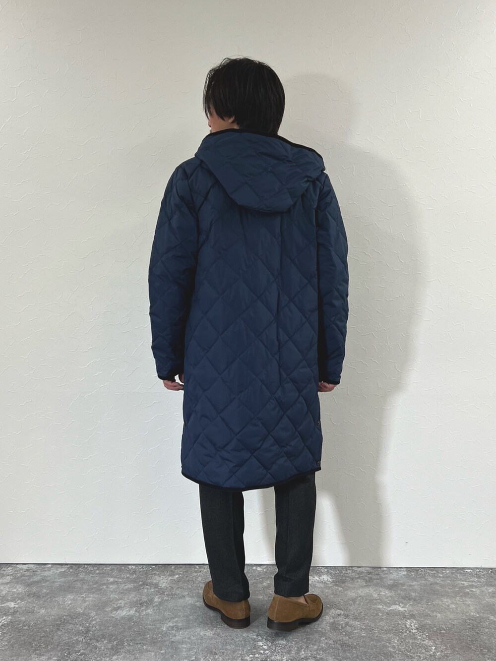 ブルー系のダウンジャケット/コート、ブラック系のカーディガン/ボレロ、グレー系のシャツ/ブラウスを着用したメンズの冬コーディネートの8枚目の写真