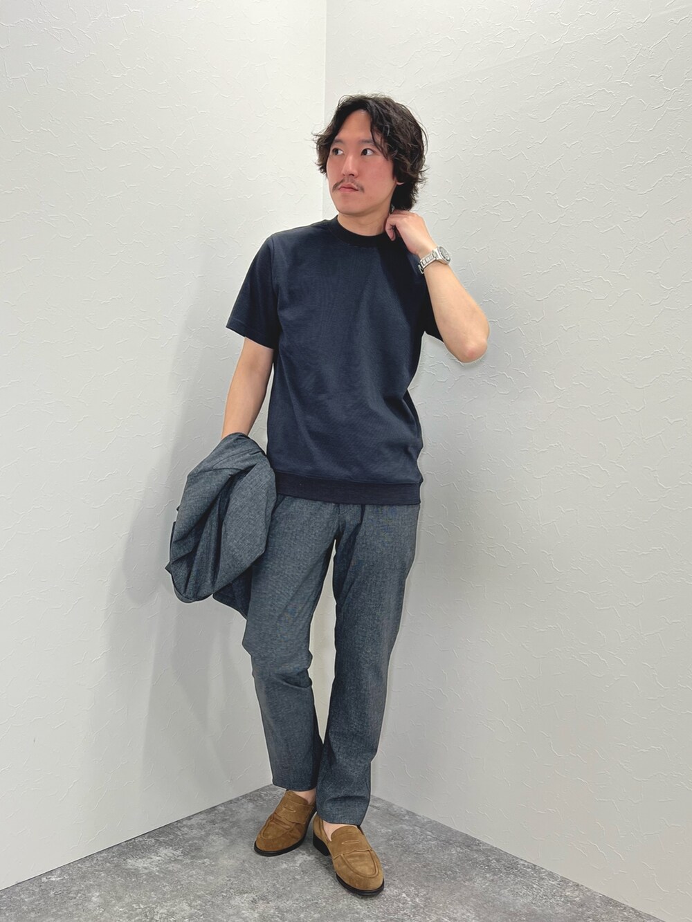 グレー系のテーラードジャケット、ブラック系のTシャツ/カットソー、グレー系のその他パンツを着用したメンズの春コーディネートの3枚目の写真
