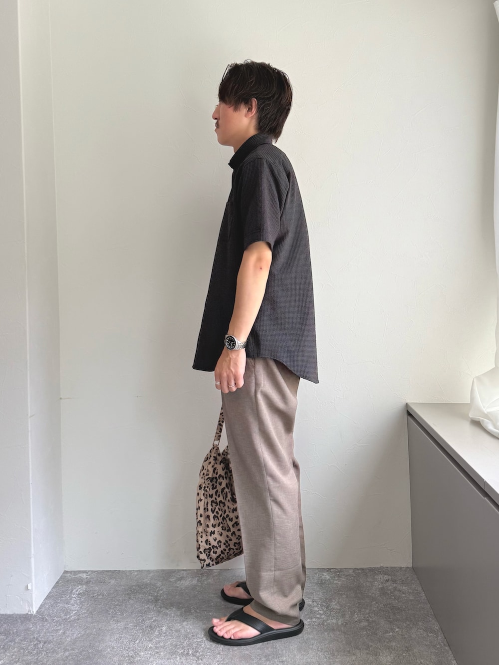 「半袖シャツ、サンダル、シャツスタイル、お出かけコーデ、休日スタイル、シンプルコーデ、夏、大人カジュアル、オトナカジュアル、カジュアル、カジュアルコーデ、きれいめカジュアル、ラフ、リラックススタイル」｜「NOLLEY’Sの《ビジカジ対応》【EVALET】吸水速乾 2WAYストレッチ サッカーギンガムテープBD 25SS（シャツ/ブラウス、グレー系）」を使った、nishiokaさん（メンズ・169cm）の夏コーディネートの2枚目の写真