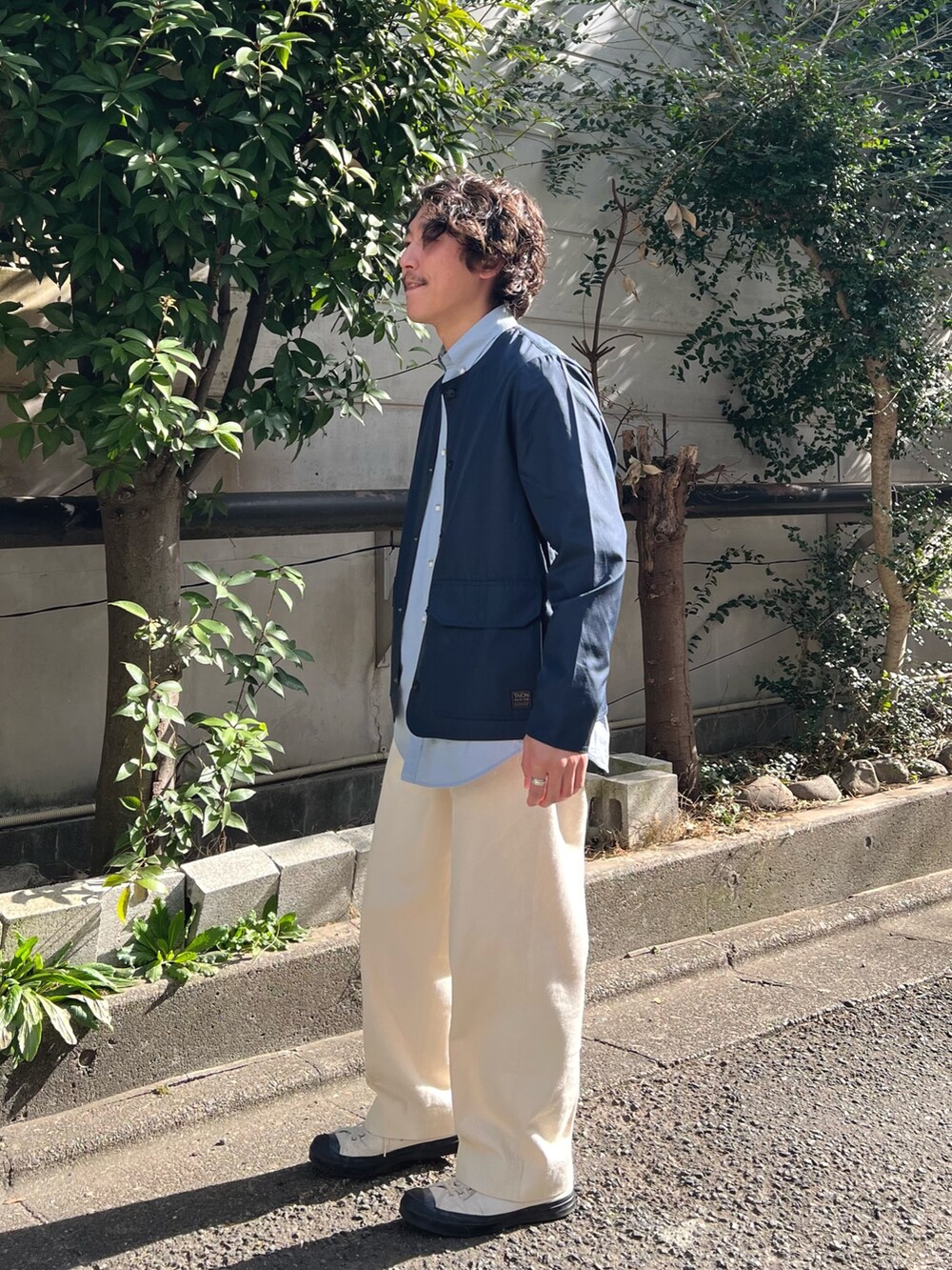 「シャツスタイル、春服コーデ、休日スタイル、シンプルスタイル、お出かけコーデ、きれいめカジュアル、春、カジュアル、カジュアルコーデ、春コーデ、春夏コーデ、ナイロンジャケット、リラックススタイル、スニーカー」｜「TAIONの【TAION/タイオン】ノンダウン ミリタリー リバーシブル クルーネックカーディガン（ブルゾン、ブルー系）」を使った、nishiokaさん（メンズ・169cm）の春コーディネートの6枚目の写真