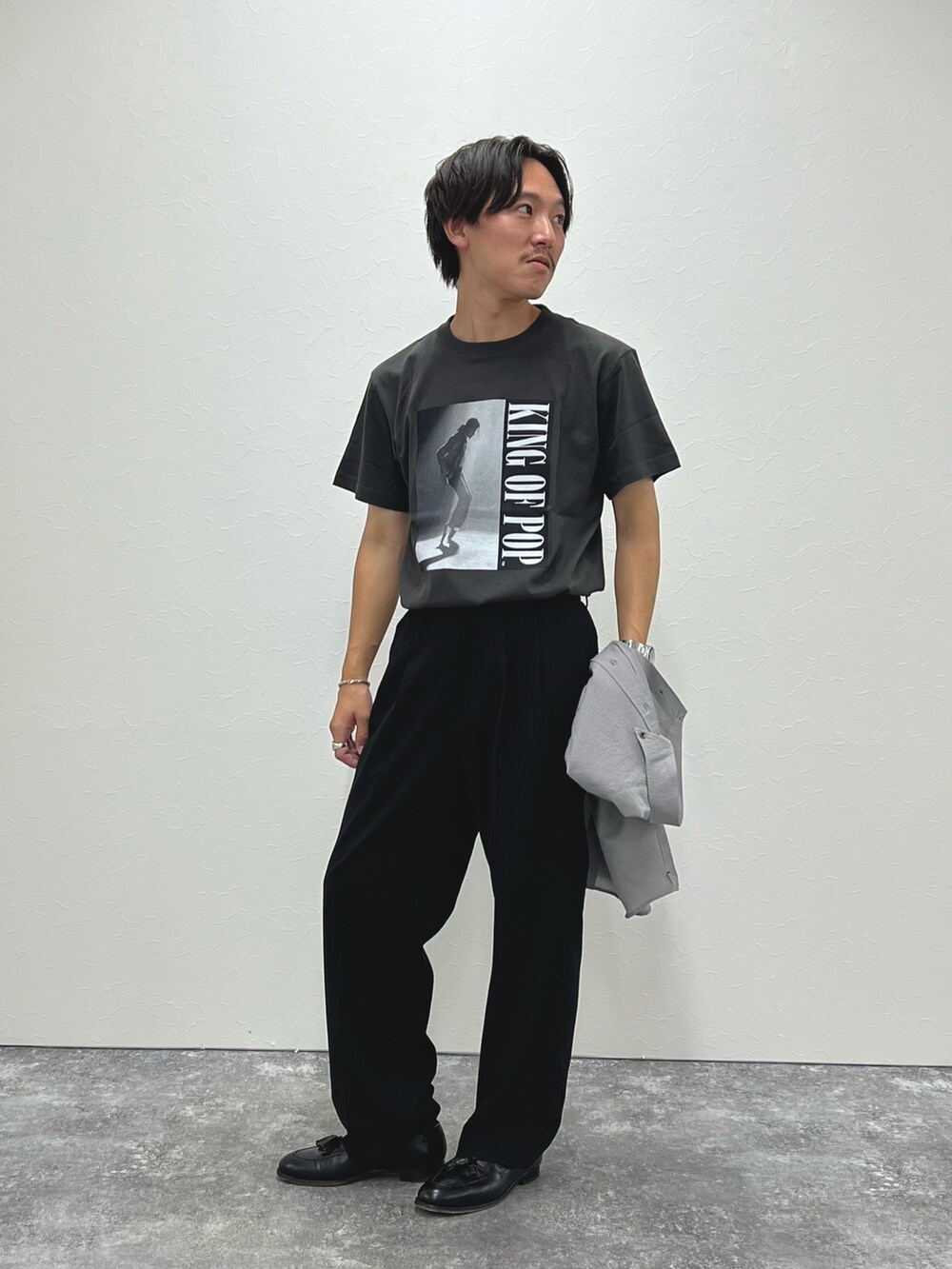 ベージュ系のシャツ/ブラウス、ブラック系のローファー、ブラック系のTシャツ/カットソーを着用したメンズの夏コーディネートの2枚目の写真