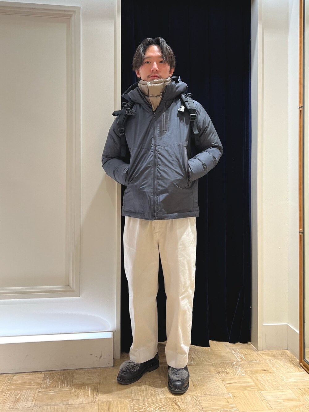 ブラック系のバックパック/リュック、グレー系のブルゾン、グリーン系のネックウォーマー/スヌードを着用したメンズの冬コーディネートの4枚目の写真