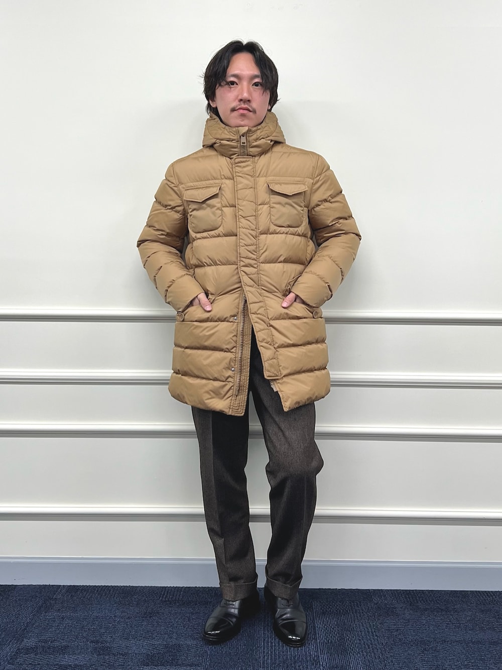 イエロー系のダウンジャケット/コート、ホワイト系のシャツ/ブラウス、ブルー系のテーラードジャケットを着用したメンズの冬コーディネートの3枚目の写真