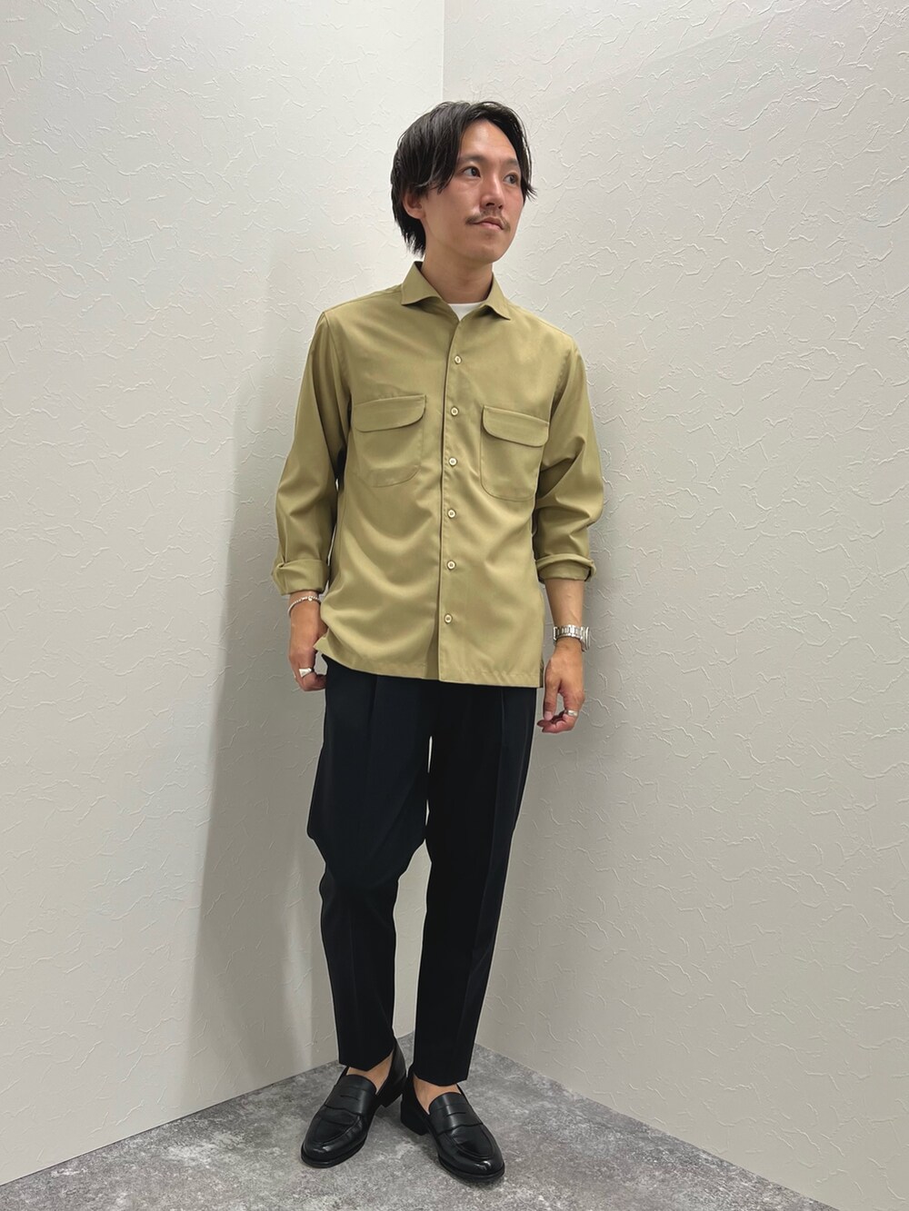 ホワイト系のTシャツ/カットソー、ベージュ系のシャツ/ブラウス、ブラック系のその他パンツを着用したメンズの夏コーディネートの4枚目の写真