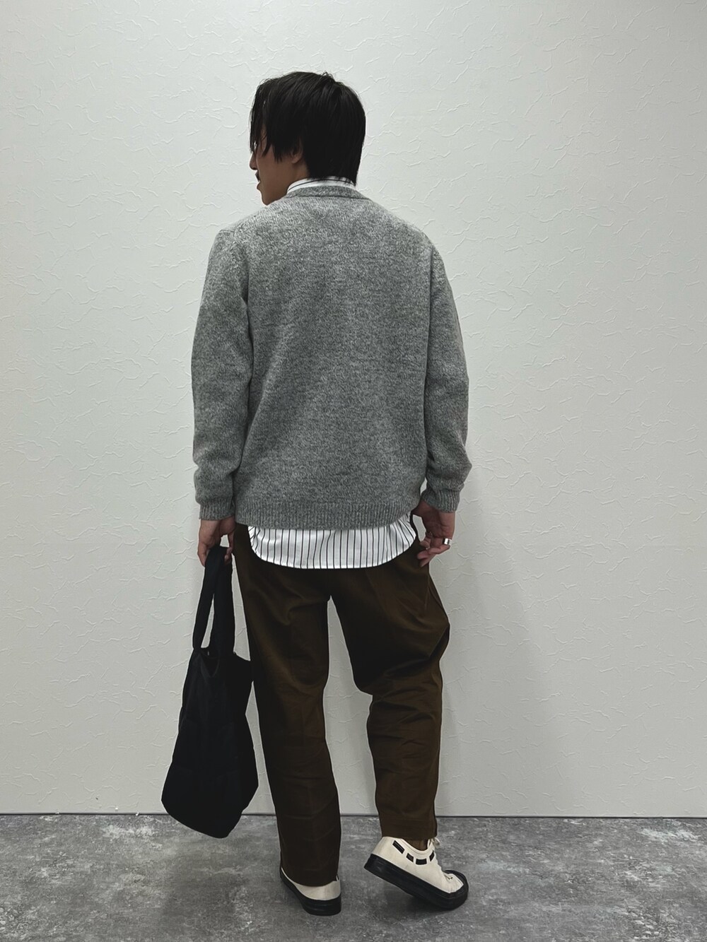 ホワイト系のシャツ/ブラウス、グレー系のニット/セーター、ブラック系のトートバッグを着用したメンズの秋コーディネートの5枚目の写真