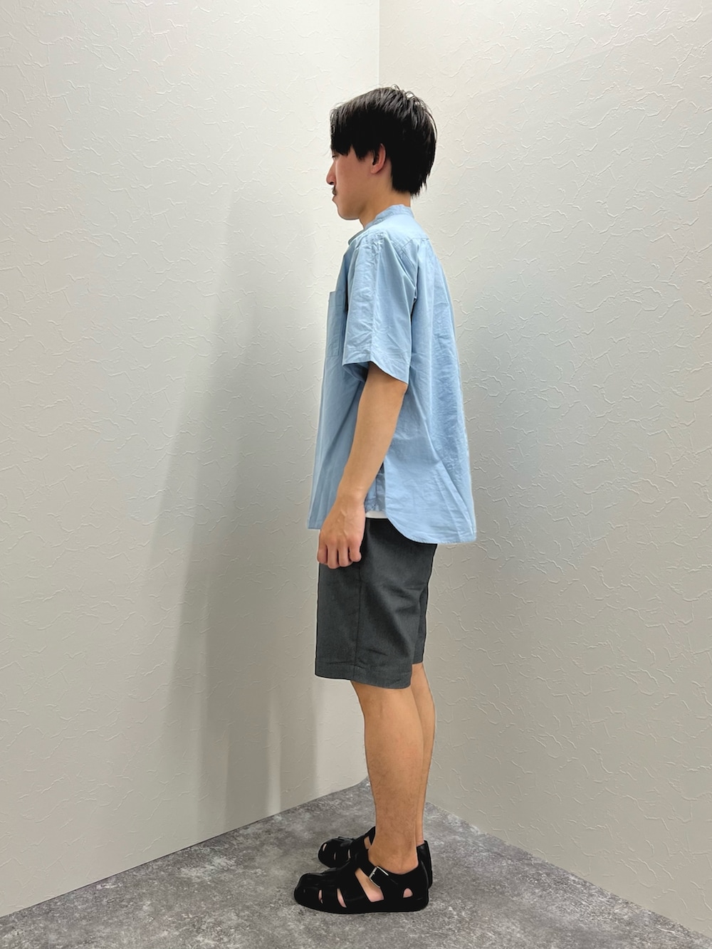 「春夏コーデ、シャツスタイル、休日スタイル、シンプルコーデ、低身長コーデ、きれいめカジュアル、グルカサンダル、カジュアルコーデ、淡色コーデ、夏コーデ、リラックススタイル、爽やかコーデ」｜「DANTONの【DANTON/ダントン】SCL BAND COLLAR SHIRT S/S 半袖 バンドカラーシャツ（シャツ/ブラウス、ブルー系）」を使った、nishiokaさん（メンズ・169cm）の春コーディネートの4枚目の写真